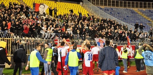 Slavlje igrača i navijača posle utakmice (foto: Camel)