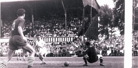 Veselinović postiže gol u Pešti 1956. godine
